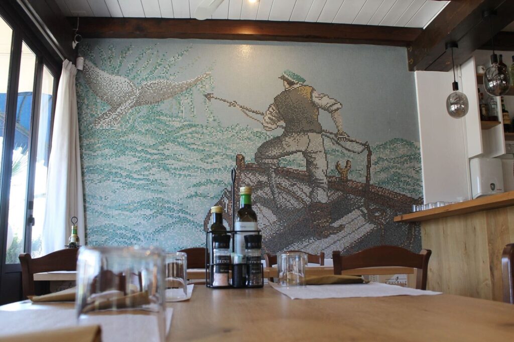 Mosaico del pescatore e tavoli
