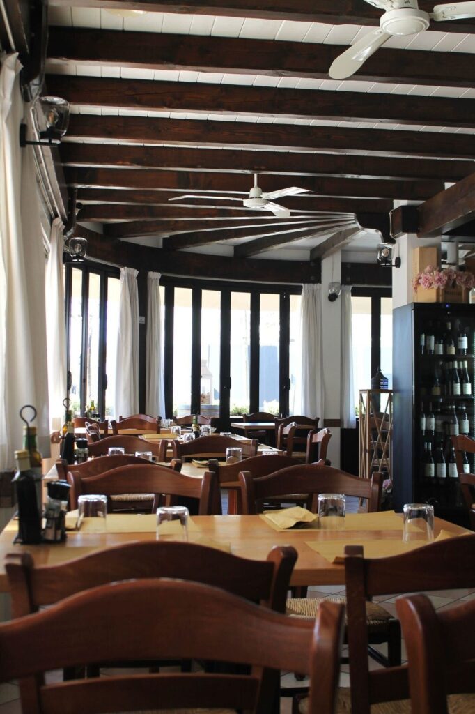Sala con travi in legno e vetrate