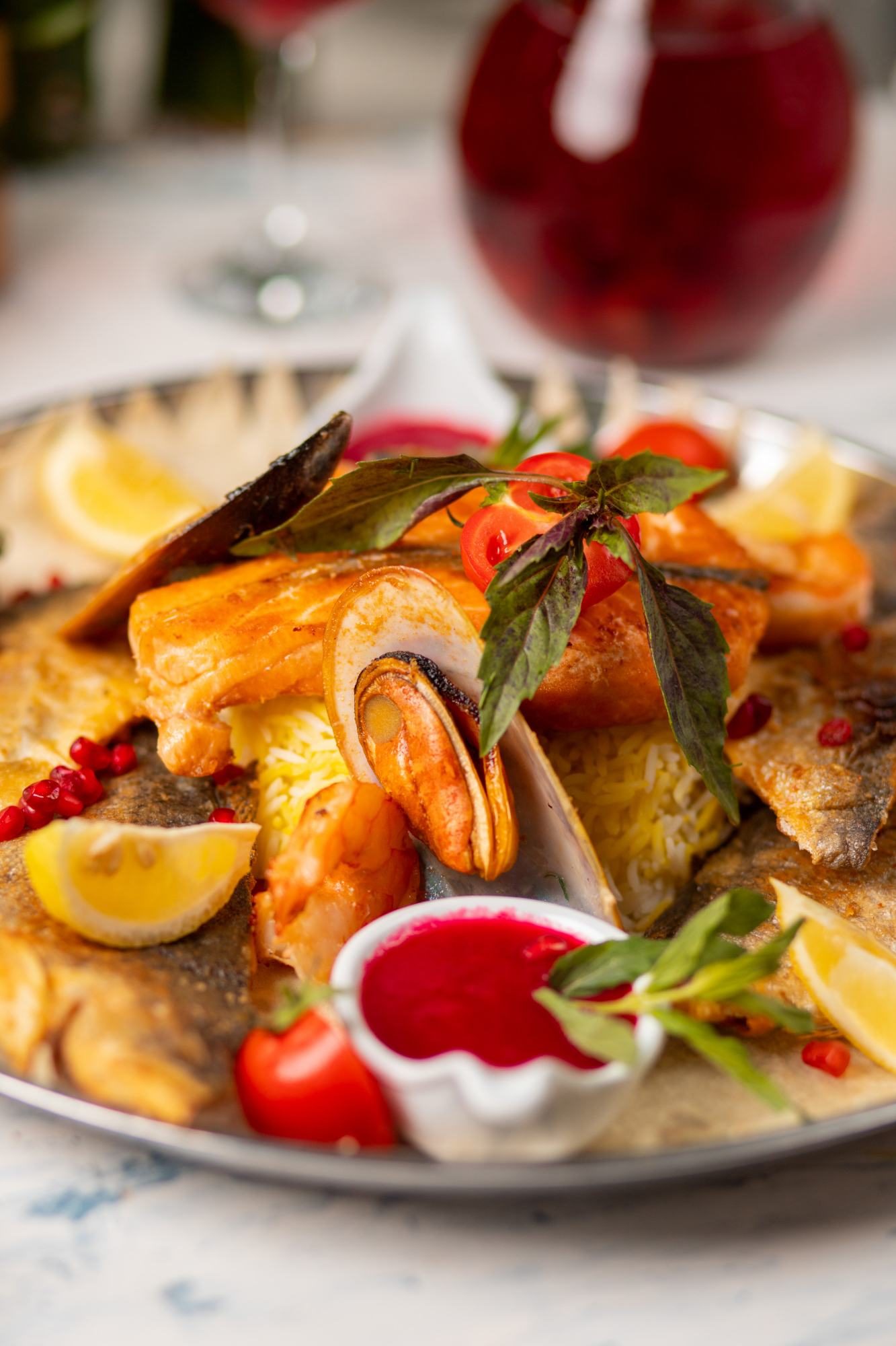Piatto di pesce con frittura mista, cozze, gamberi e riso