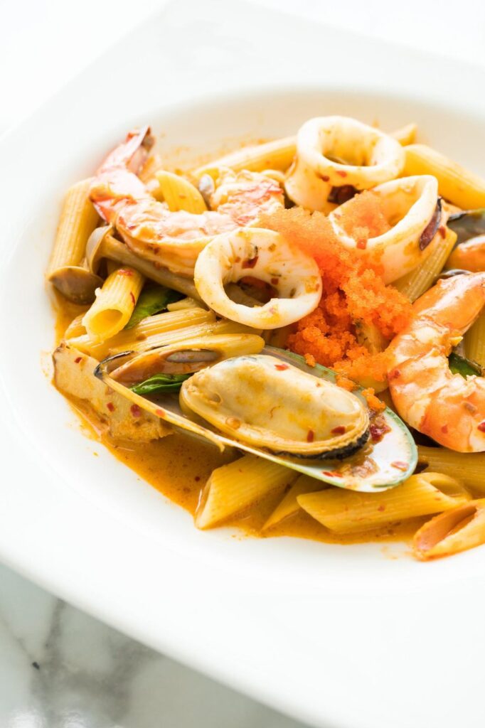 Pasta ai frutti di mare con gamberi, calamari e cozze