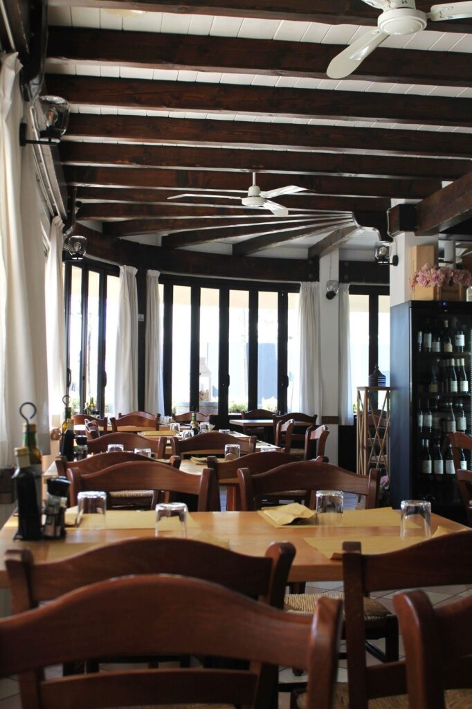 La sala del ristorante Moby Dick con travi in legno